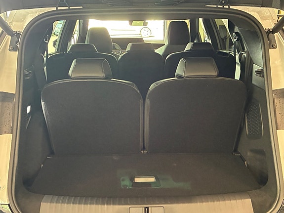 Peugeot e-5008 11 of 26