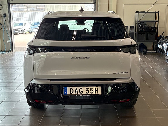 Peugeot e-5008 4 of 5