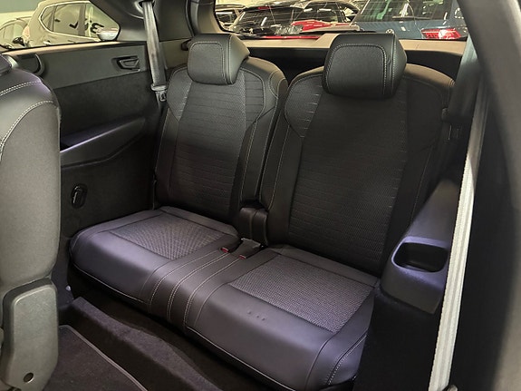 Peugeot e-5008 15 of 26