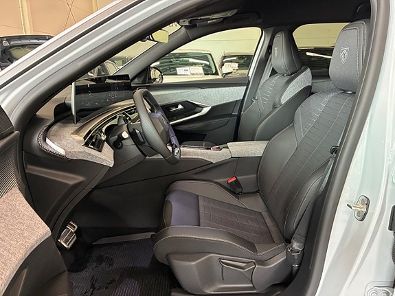 Peugeot e-5008 13 of 26
