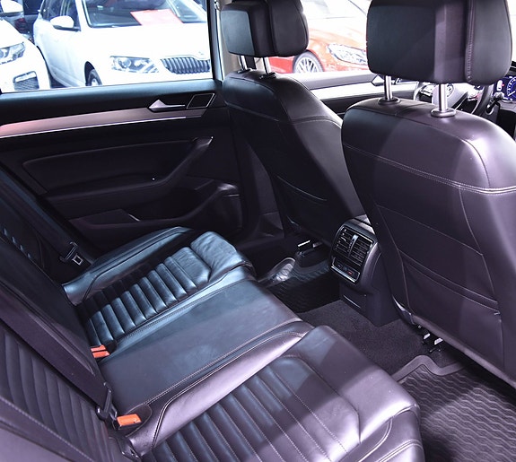 Volkswagen Passat 15 of 17