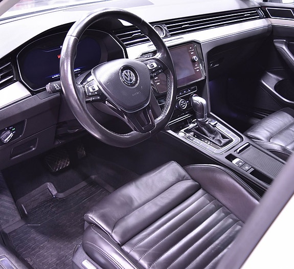 Volkswagen Passat 12 of 17