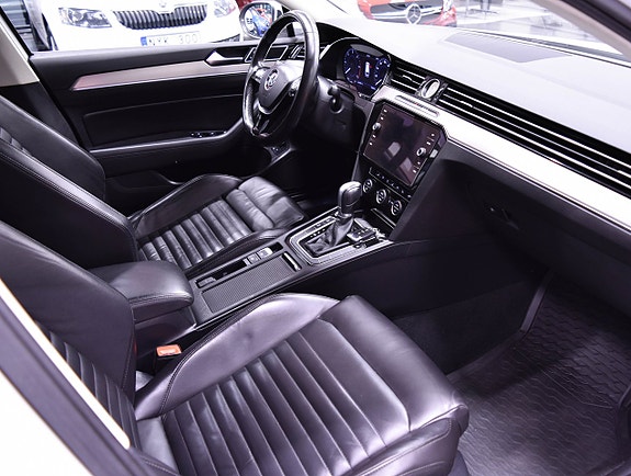 Volkswagen Passat 13 of 17