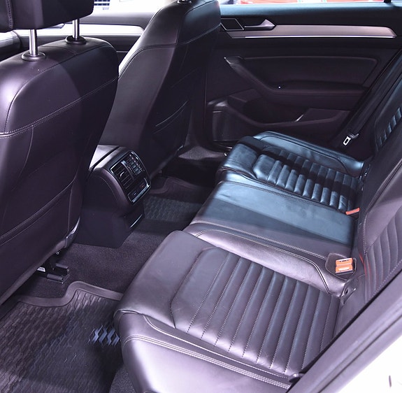 Volkswagen Passat 14 of 17