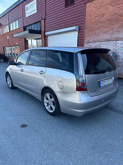 Mitsubishi Grandis 2 of 5