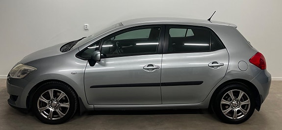 Toyota Auris 2 of 5