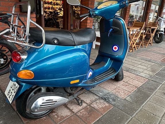 Piaggio Vespa ET4 125 4 of 10
