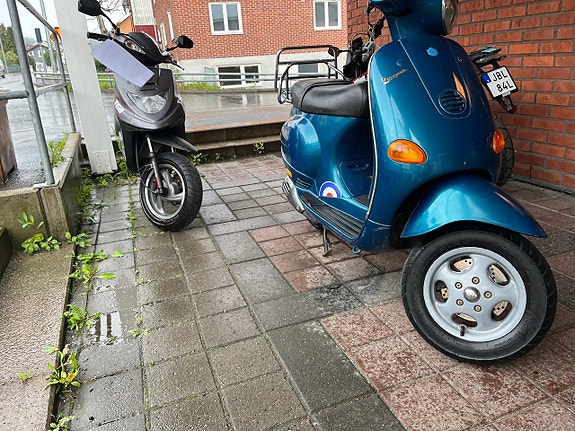 Piaggio Vespa ET4 125 2 of 10