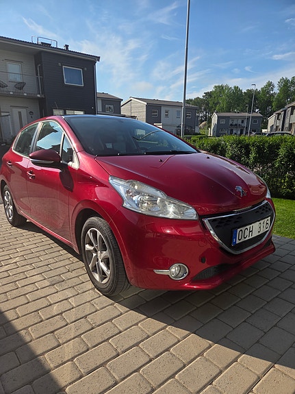 Peugeot 208 2 of 3