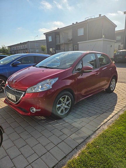 Peugeot 208 3 of 3