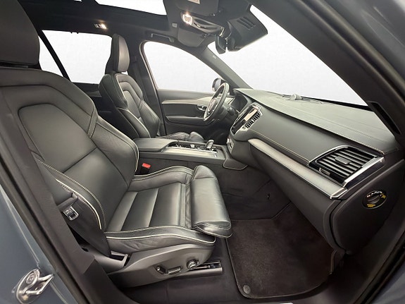 Volvo XC90 10 of 30