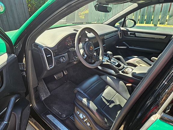 Porsche Cayenne Turbo 2 of 3