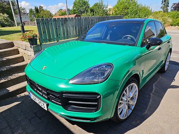 Porsche Cayenne Turbo 3 of 3