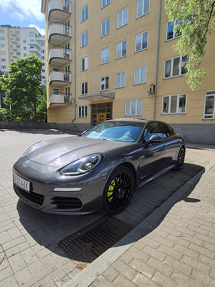 Porsche Panamera S 4 of 5