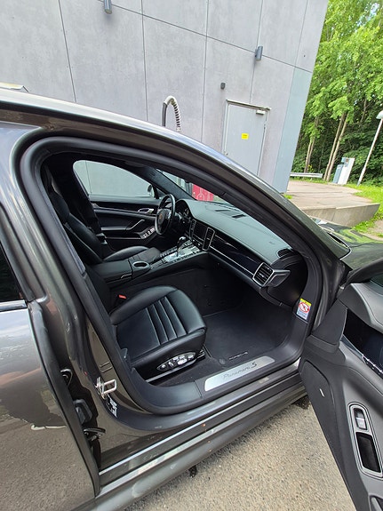 Porsche Panamera S 3 of 5