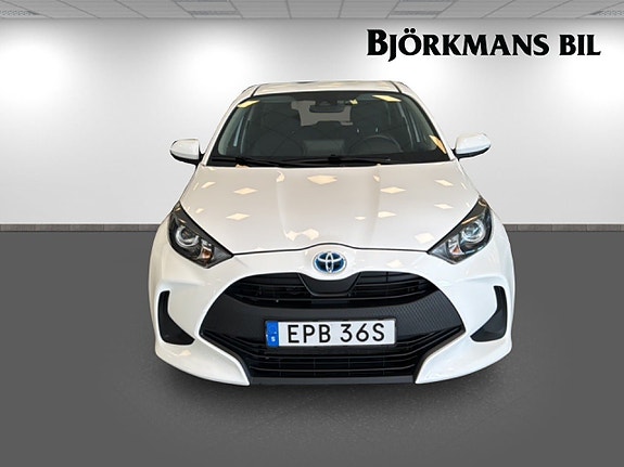 Toyota Yaris 2 of 15