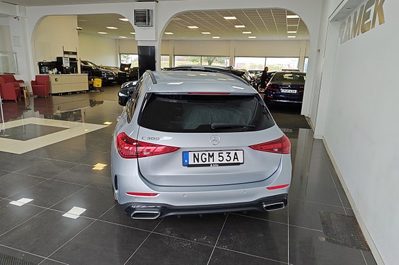Mercedes-Benz C300 4 of 5