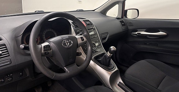 Toyota Auris 7 of 10