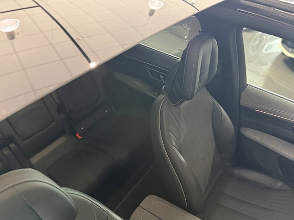 Mercedes-Benz EQS SUV 17 of 30