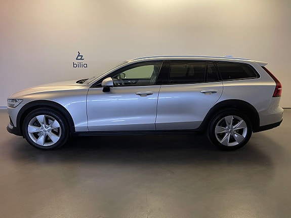 Volvo V60 Cross Country 2 of 5