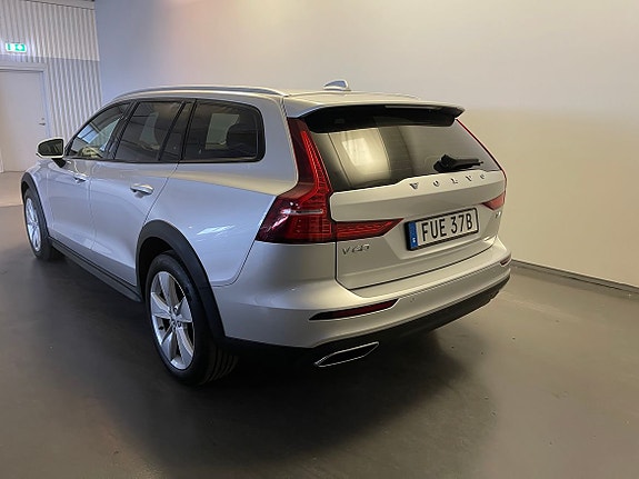 Volvo V60 Cross Country 3 of 5