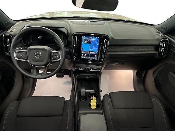 Volvo EX40 8 of 16