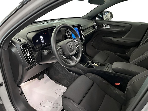 Volvo EX40 6 of 16