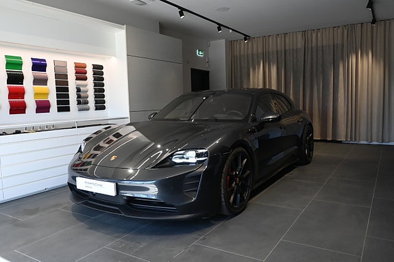 Porsche Taycan 3 of 5