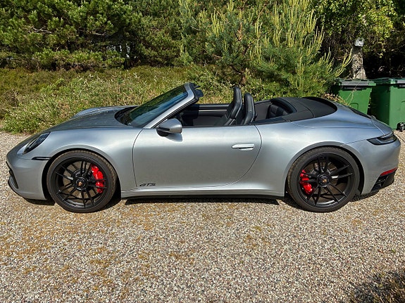 Porsche 911 Carrera GTS 3 of 5