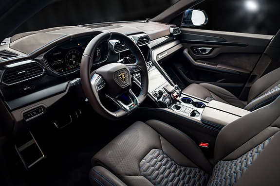 Lamborghini Urus 7 of 12