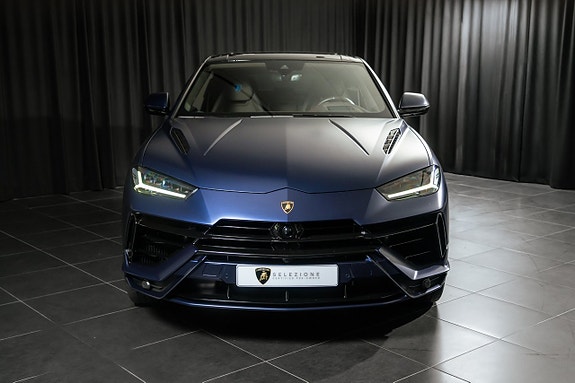 Lamborghini Urus 4 of 5