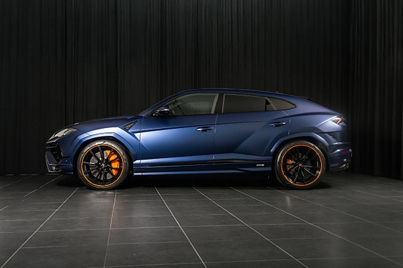 Lamborghini Urus 2 of 5