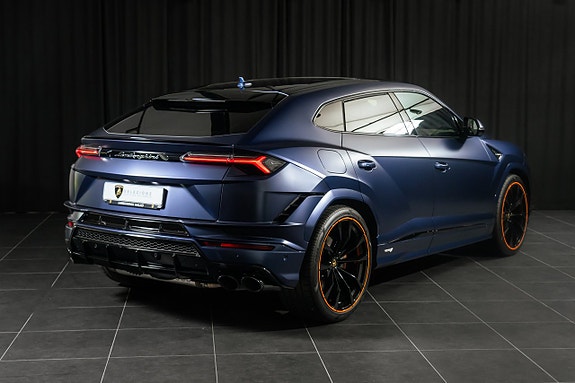 Lamborghini Urus 3 of 5