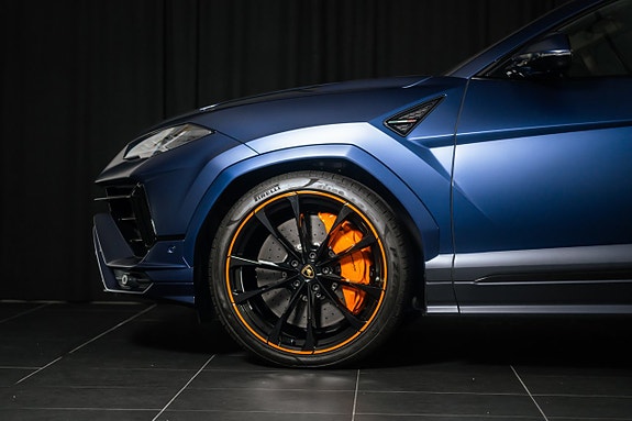 Lamborghini Urus 6 of 12