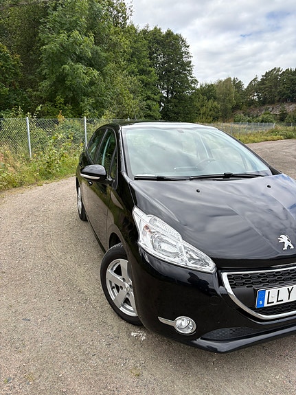 Peugeot 208 2 of 5