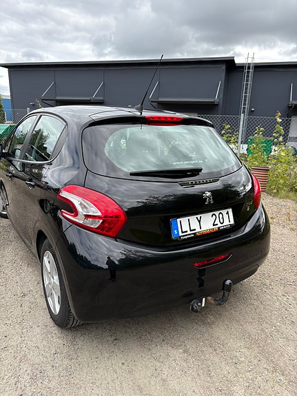 Peugeot 208 3 of 5