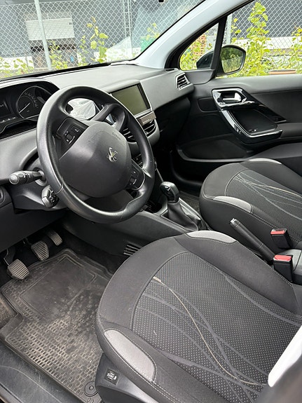 Peugeot 208 4 of 5
