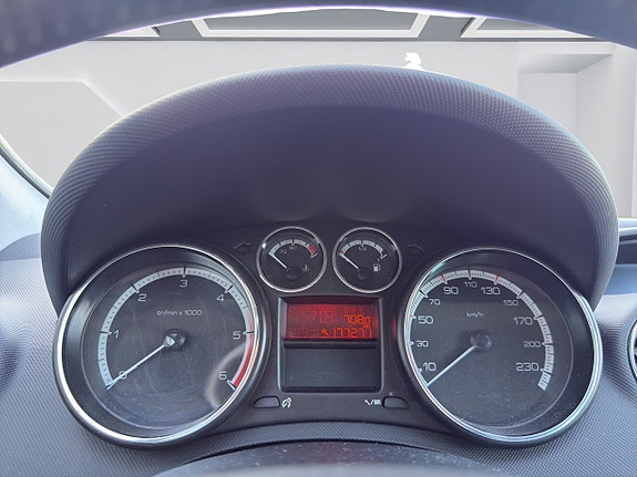 Peugeot 308 SW 12 of 14