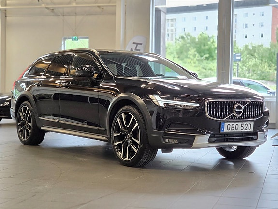 Volvo V90 Cross Country 2 of 5