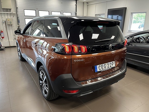 Peugeot 5008 2 of 5