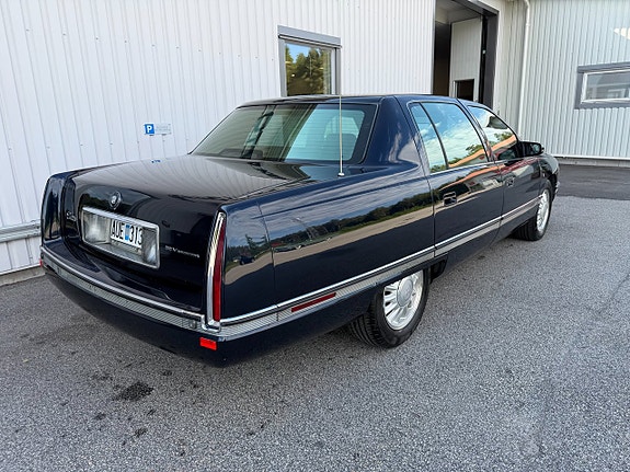 Cadillac Deville 5 of 12