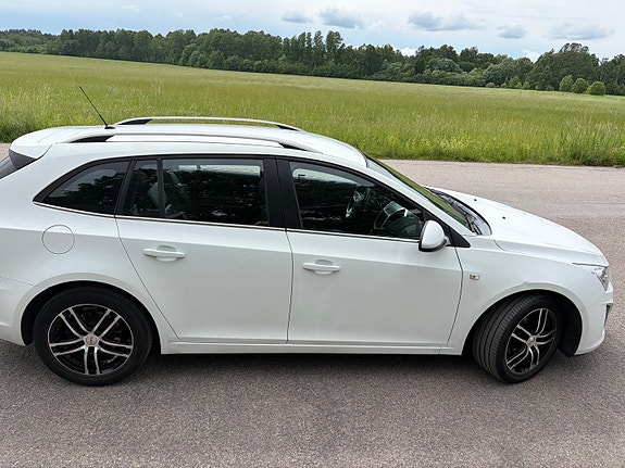 Chevrolet Cruze 3 of 5