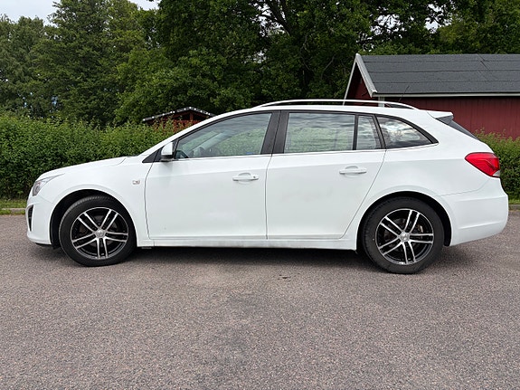 Chevrolet Cruze 2 of 5