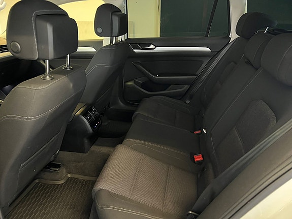 Volkswagen Passat 10 of 21
