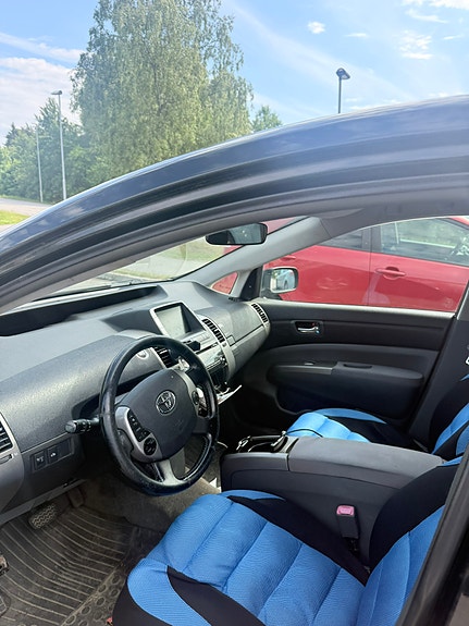 Toyota Prius 4 of 4