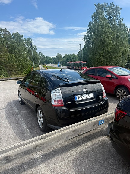 Toyota Prius 3 of 4
