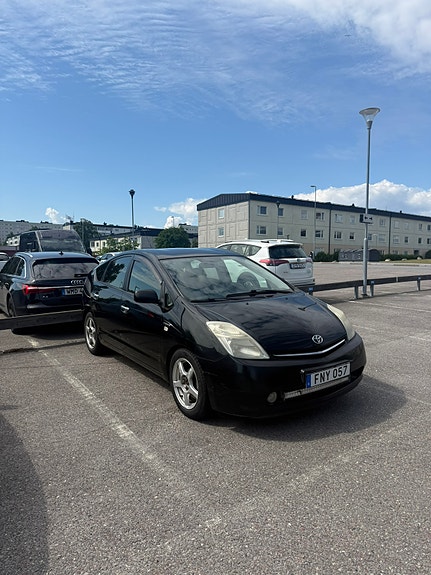 Toyota Prius 2 of 4