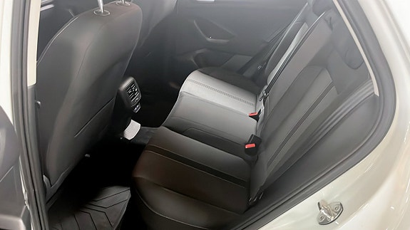 Volkswagen T-Roc 10 of 11