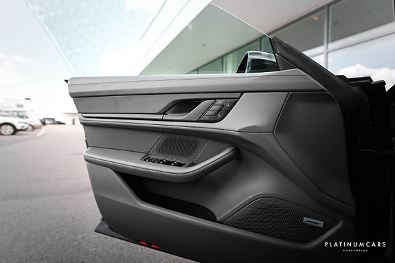 Porsche Taycan Cross Turismo 16 of 20