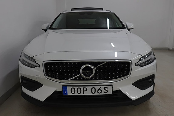 Volvo V60 Cross Country 2 of 5